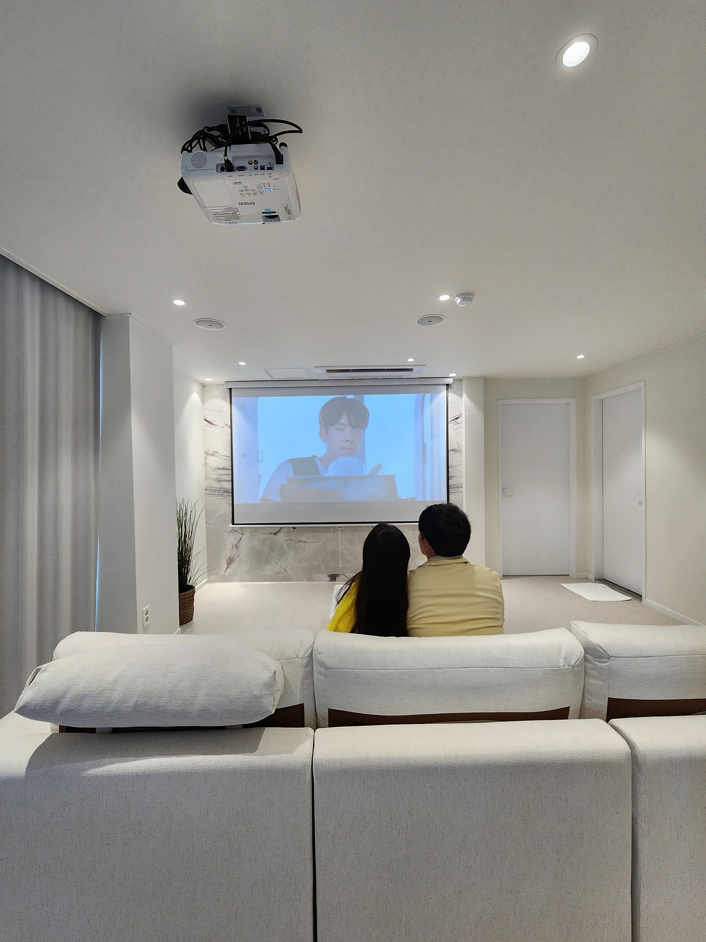 120인치 스크린으로 영화를 보는 커플